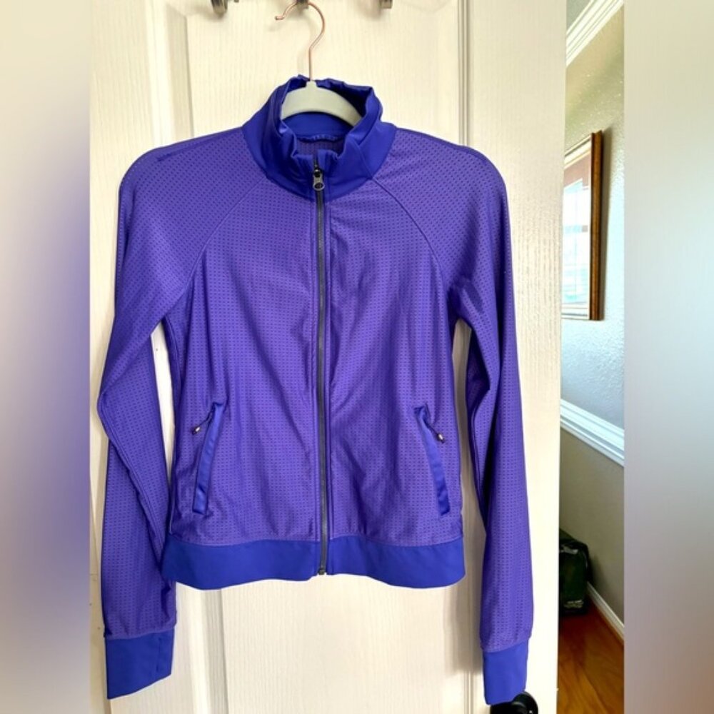 Lululemon mesh ladies jacket size 4. Metal logo excellent condition.